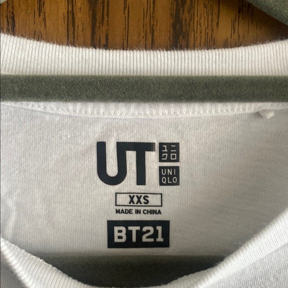 Uniqlo x BT21 Adult Unisex White Short Sleeve Tee with Red Heart - Picture 2 of 4